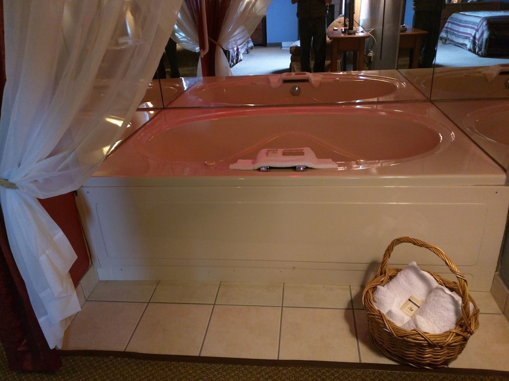 King Grand Honeymoon Suite photo 3