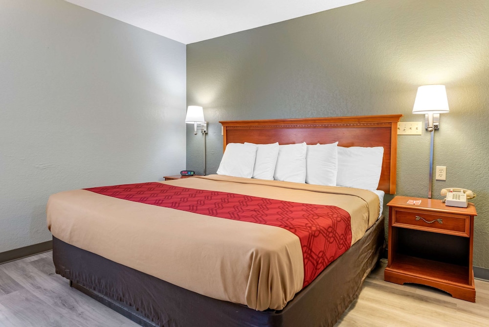 Standard Room, 1 King Bed, Non Smoking - Photo 1