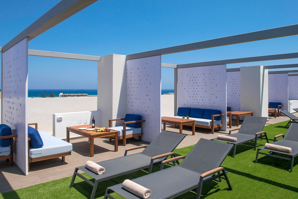 Superior Roof Garden, Jetted Tub - Photo 3