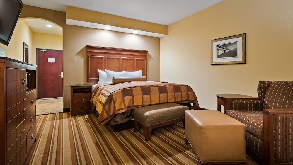 Standard Room, 1 King Bed, Non Smoking, Refrigerator & Microwave (Shower Only) - Photo 1