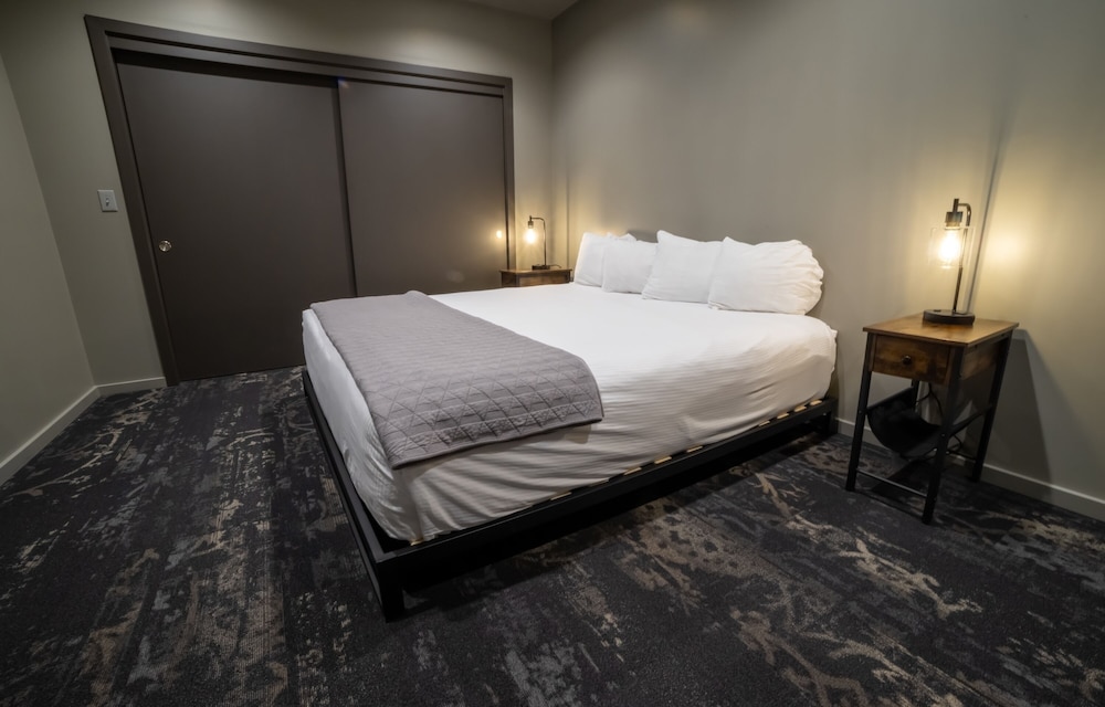 Montvale Signature Suite - Photo 2