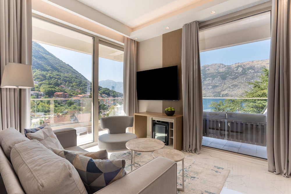 Premium Room, 1 King Bed, Hot Tub, Sea View (Terrace) - Photo 13