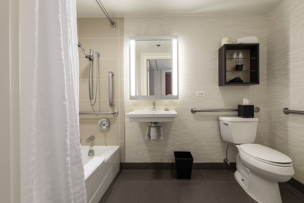 Room, 1 King Bed, Accessible Bathtub - Photo 16