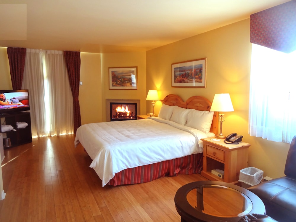 Superior Room, 1 King Bed, Jetted Tub, Hardwood Floor, Balcony, River View photo 1