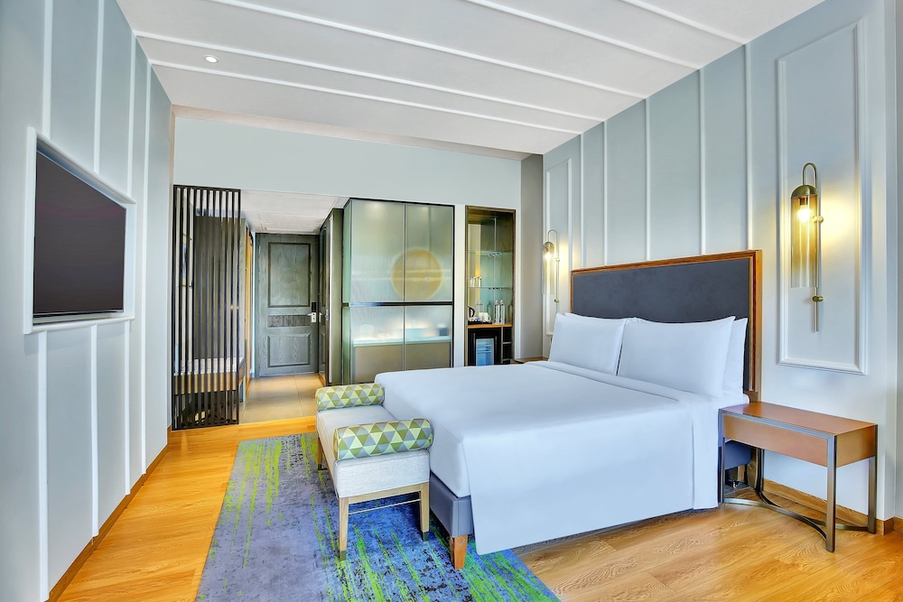 Standard Room, 1 King Bed, Balcony - Photo 10