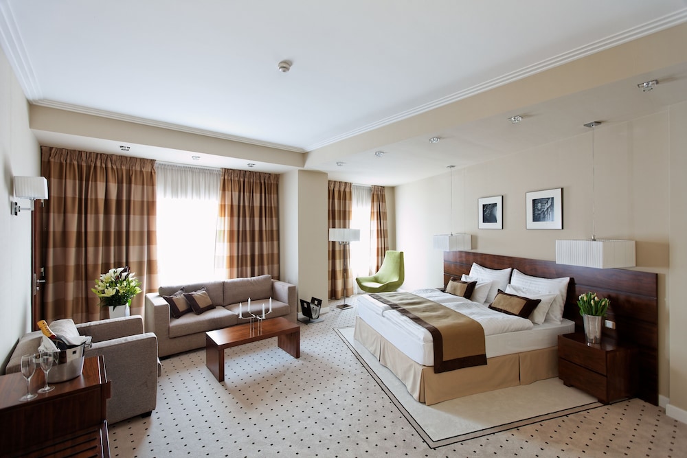 Executive Room, 1 King Bed - Photo 2