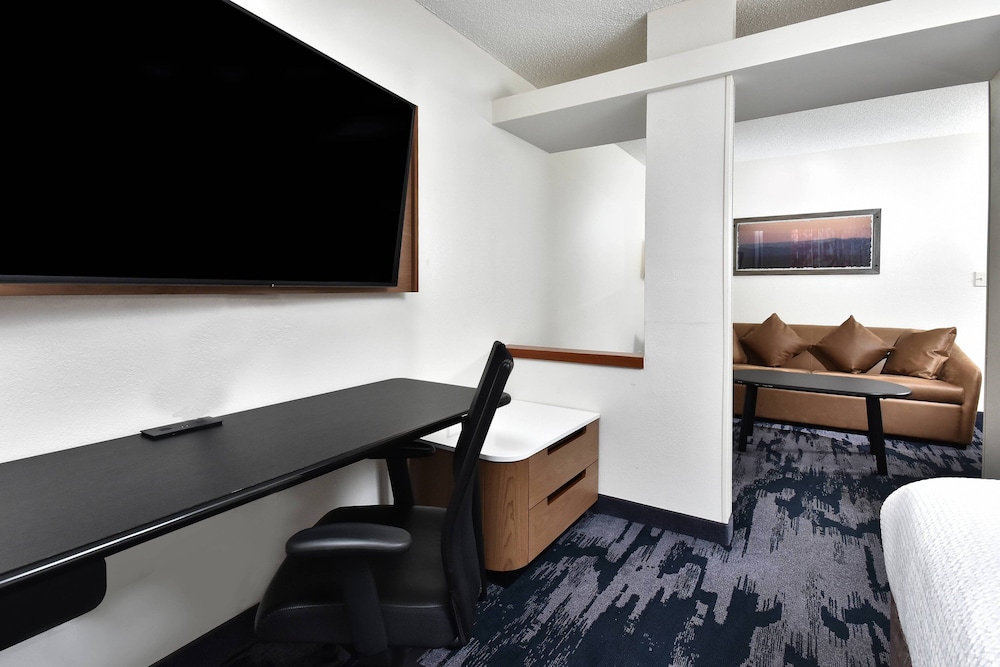 Studio, 1 King Bed (Mobility/Hearing Accessible, Tub) - Photo 2