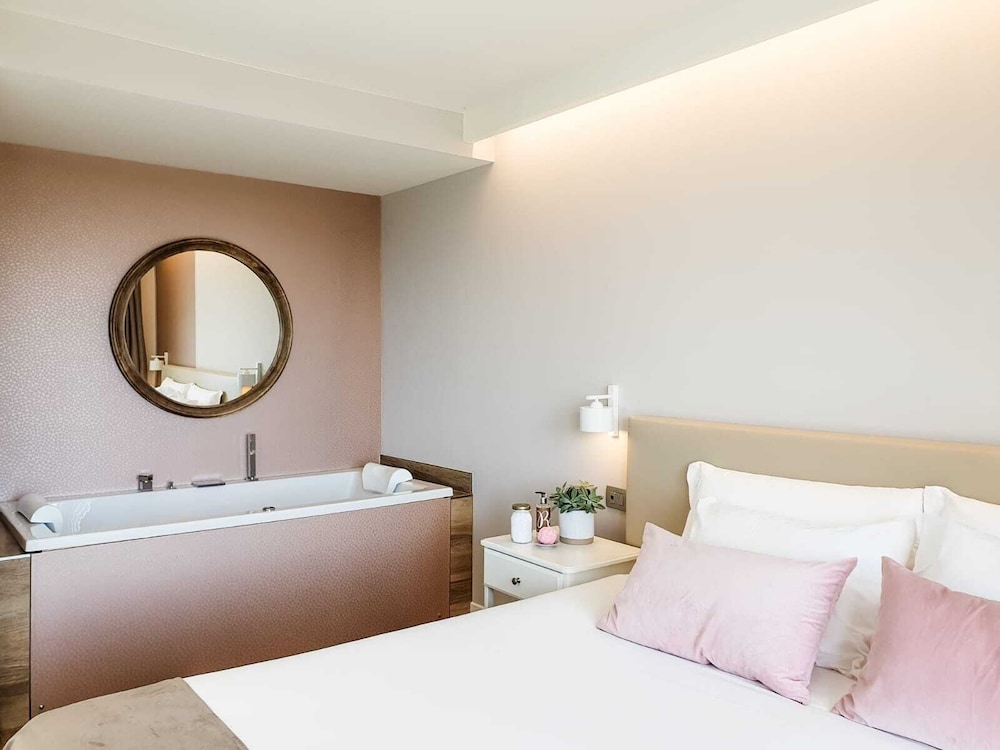 Romantic Apartment, 1 Bedroom, Jetted Tub, Valley View, photo 6