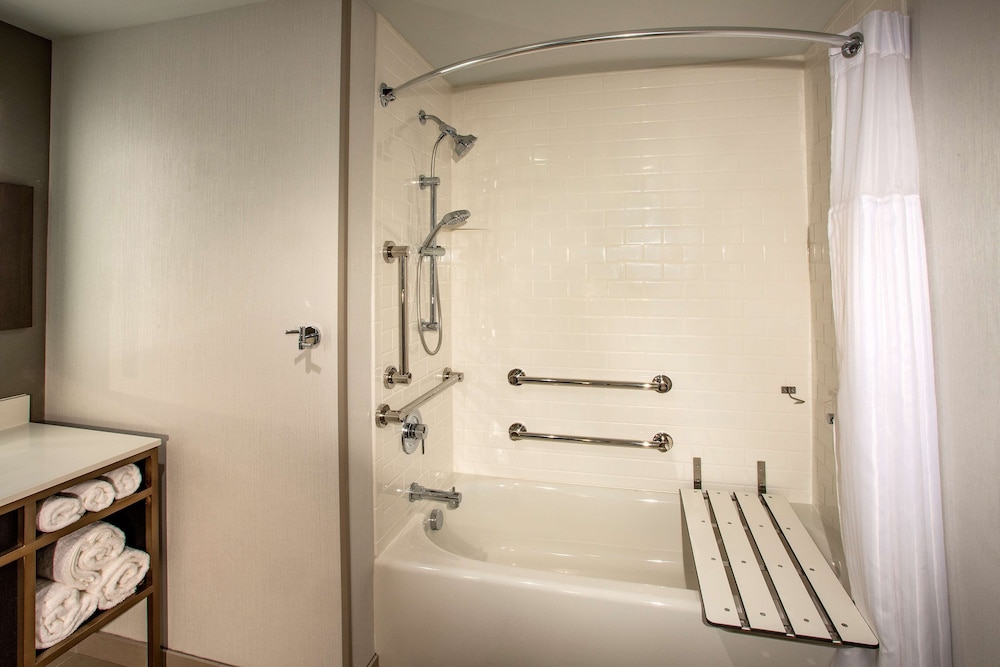 Room, 2 Queen Beds, Accessible, Bathtub (Hearing) - Photo 4