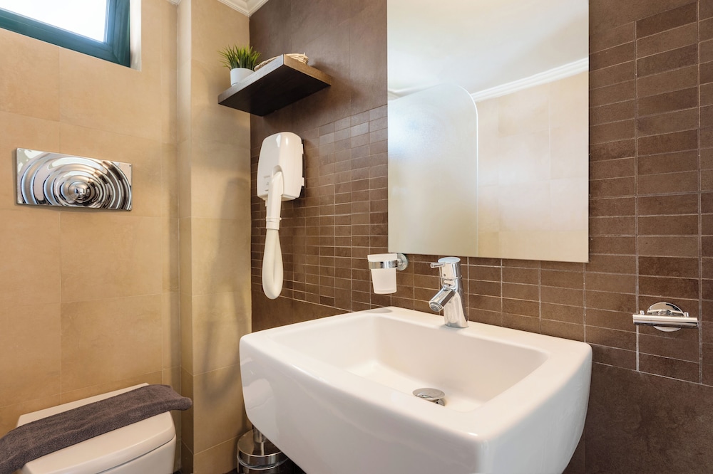 Junior Suite with Pool View - Photo 5