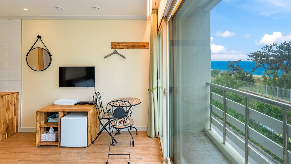 Basic Room, 1 Bedroom (205(Ocean View/No cooking)) - Photo 4