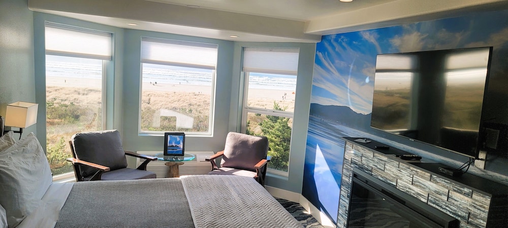 Oceanfront King Bed Jetted Tub - No Pets photo 2