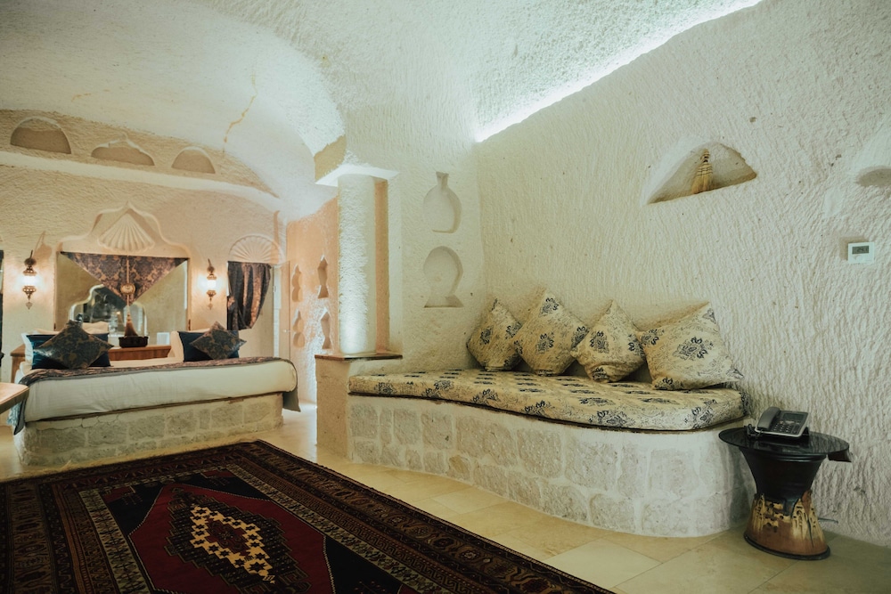 Queen Cave Suite with Stone Bathtub - Photo 30