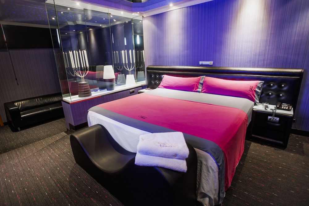Suite, Jetted Tub
