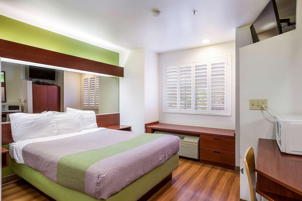 Deluxe Room, 1 Queen Bed, Accessible, Non Smoking