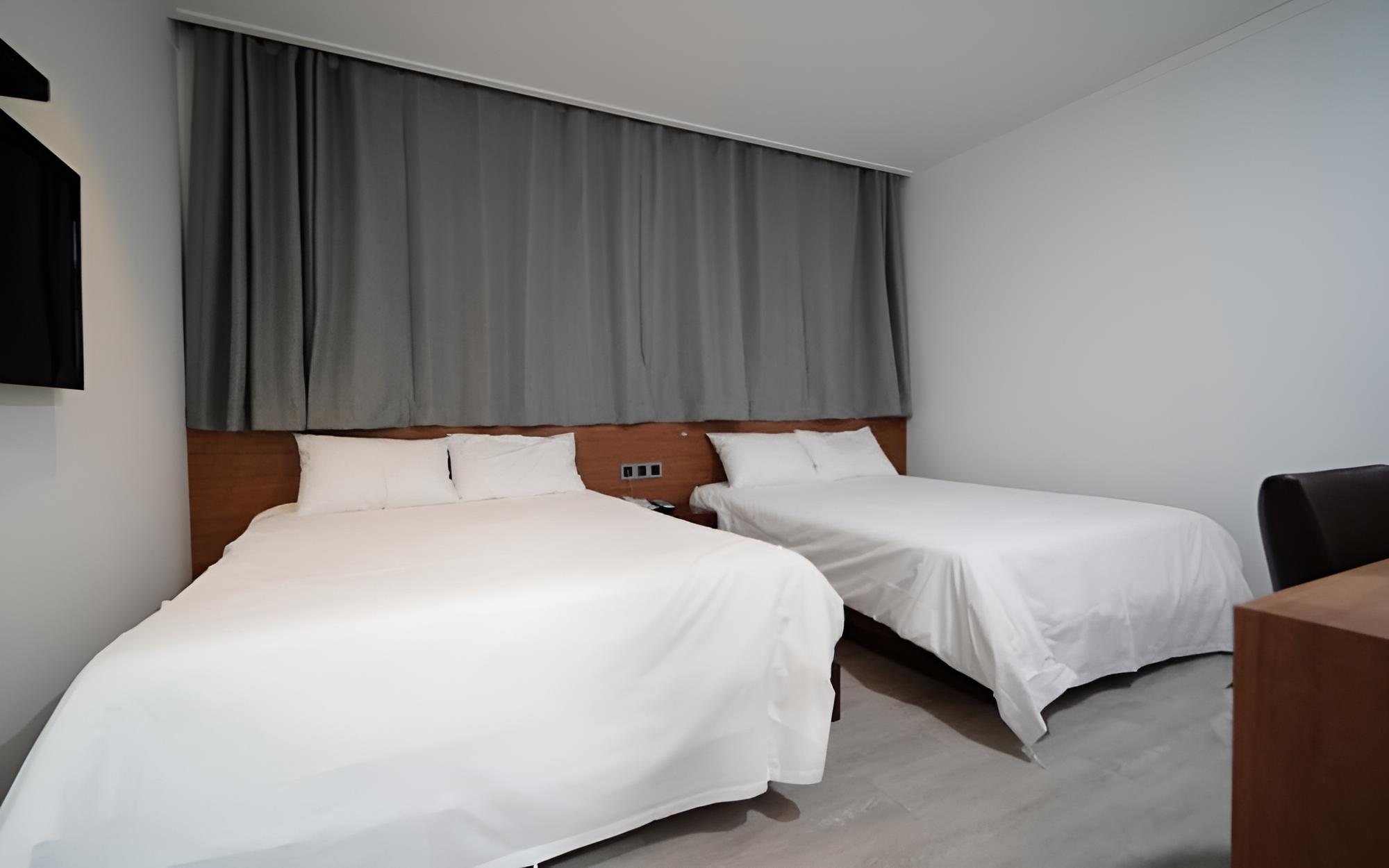 Room (Twin bed B) - Photo 1