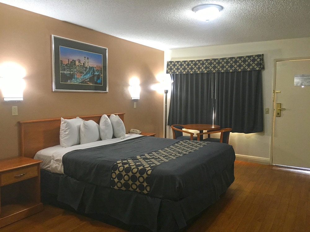Room, 1 King Bed, Smoking - Photo 2