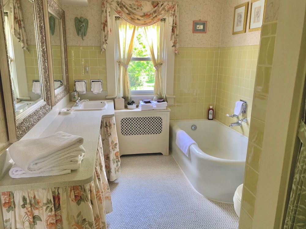 Standard Room, 1 King Bed, Non Smoking (Rosewood Suite) photo 3