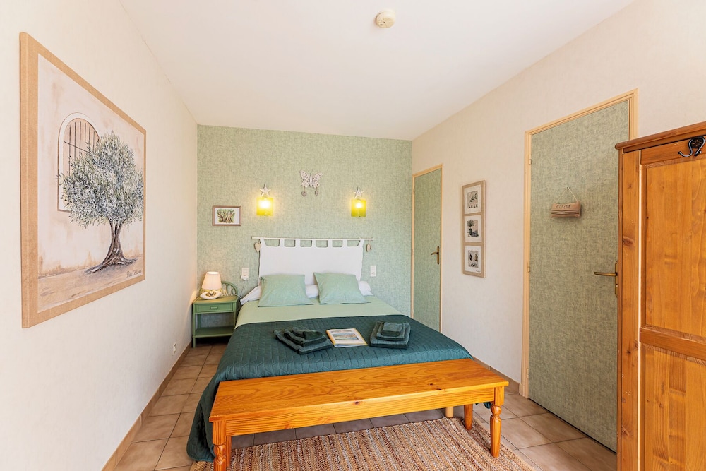 Room, 1 Queen Bed, Non Smoking, Pool View