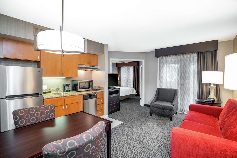 Suite, 1 Queen Bed, Accessible (Hearing) - Photo 3