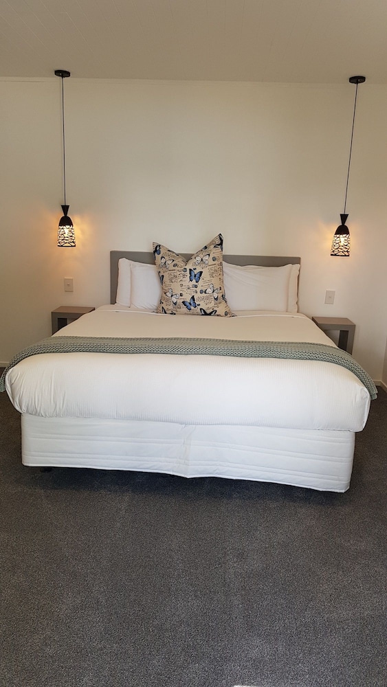 Standard Room, 1 King Bed, Balcony, Ocean View photo 2
