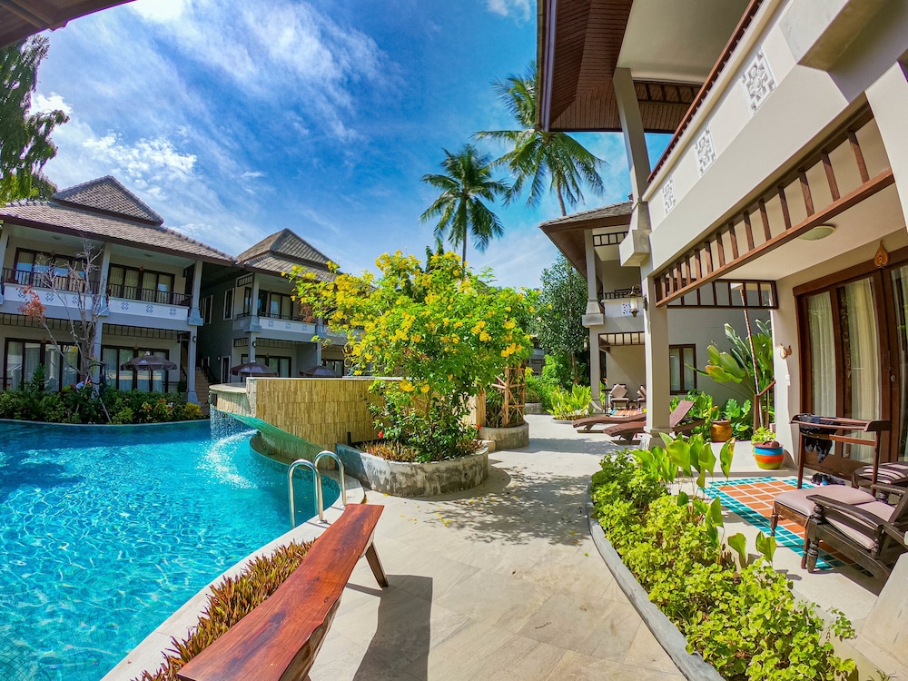 Superior Triple (Pool View) - Photo 4
