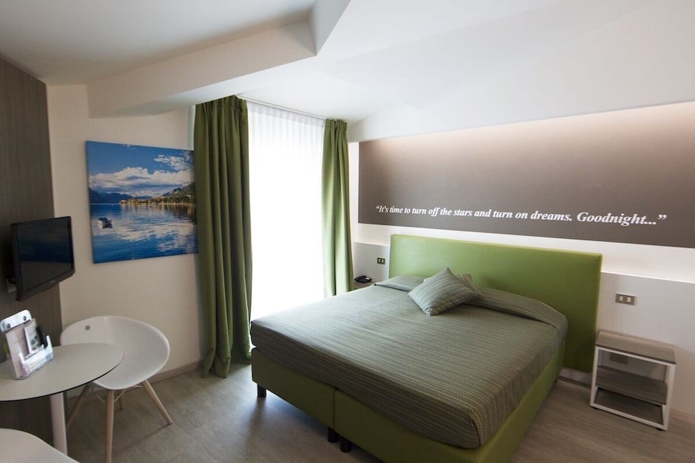 Double or Twin Room, Balcony, Partial Lake View - Photo 14