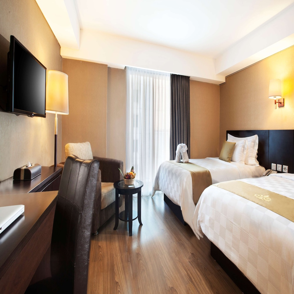Deluxe Room, 2 Twin Beds, Smoking, City View