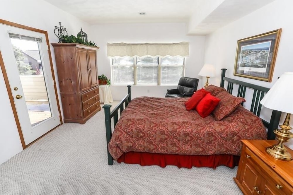 Condo, 2 Bedrooms photo 3
