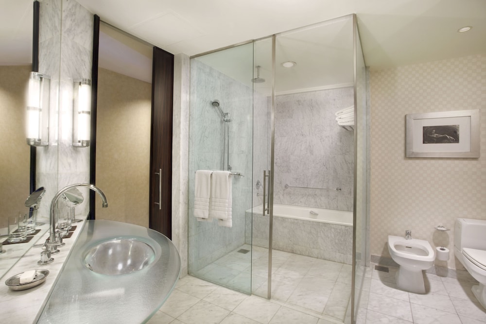 Room, 2 Twin Beds, City View thumbnail 5