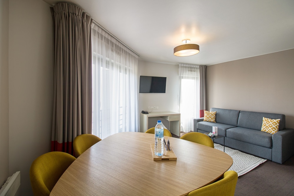 Apartment, 2 Bedrooms, Kitchenette - Photo 2