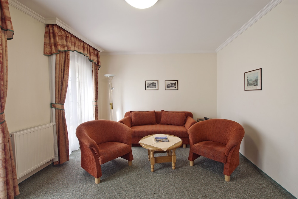 Deluxe Suite, 1 Queen Bed, City View