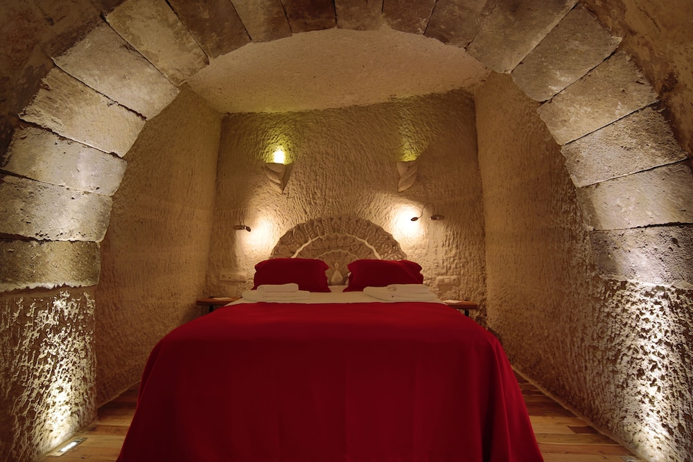 Deluxe Cave Room photo 1