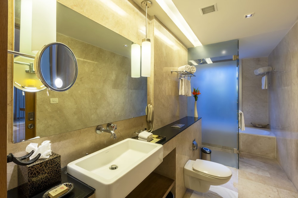 Premium Suite Pool View King Bed - Photo 2