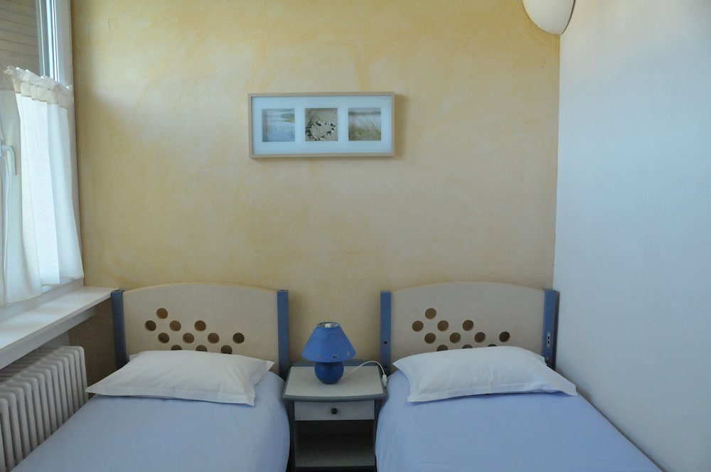 Family Room (6)