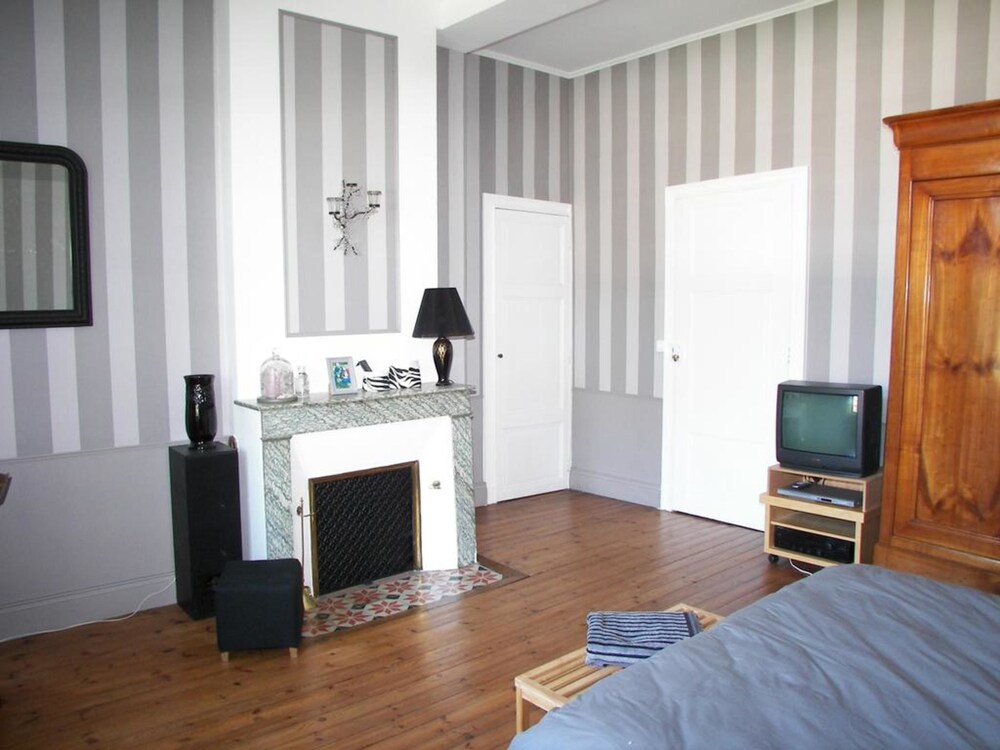 Deluxe Double Room, 1 Queen Bed, Shared Bathroom (Classique)
