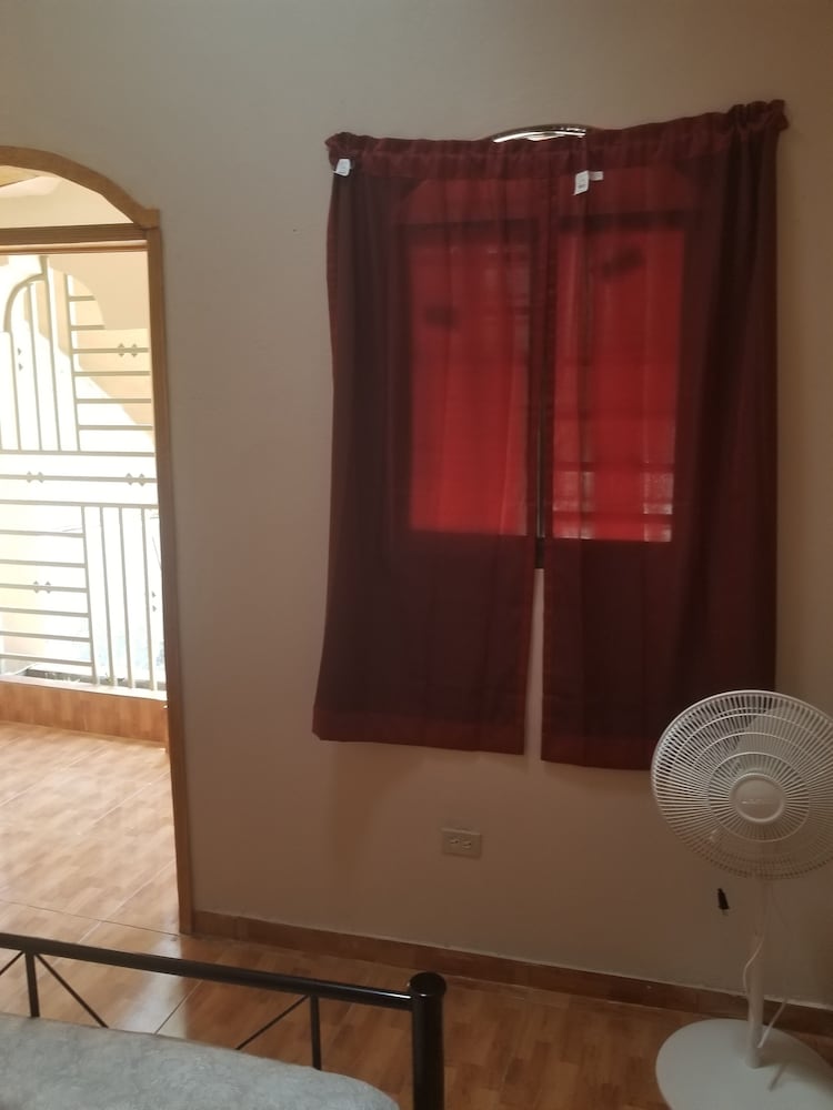 Economy Room, 1 Queen Bed, Shared Bathroom photo 3