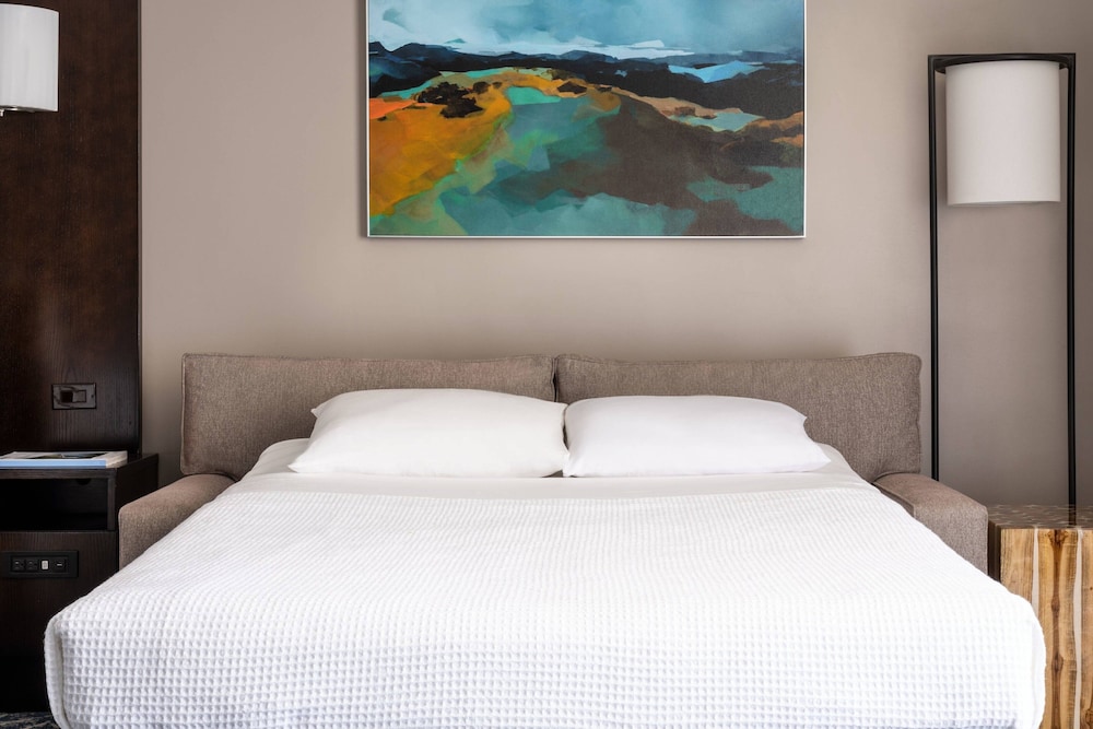 Room, 1 King Bed, Balcony (mobility/hearing Accessible, Tub)