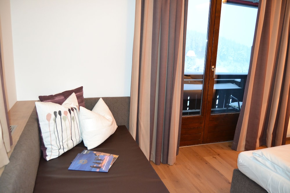 Family Room, 2 Bedrooms - Photo 5