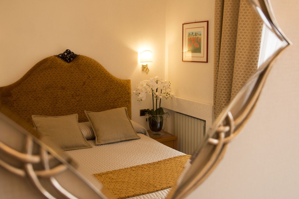 Double or Twin Room - Photo 13