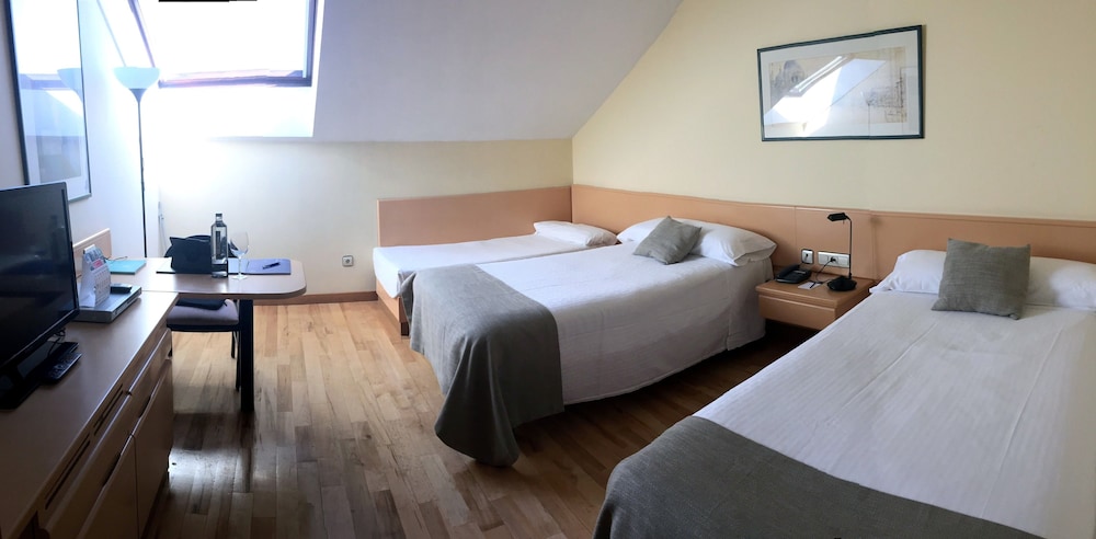Triple Room (2 adults and 1 child) - Photo 2