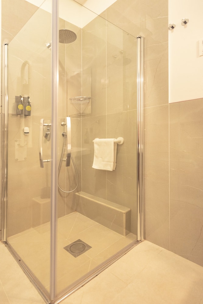 Basic Double or Twin Room - Photo 9