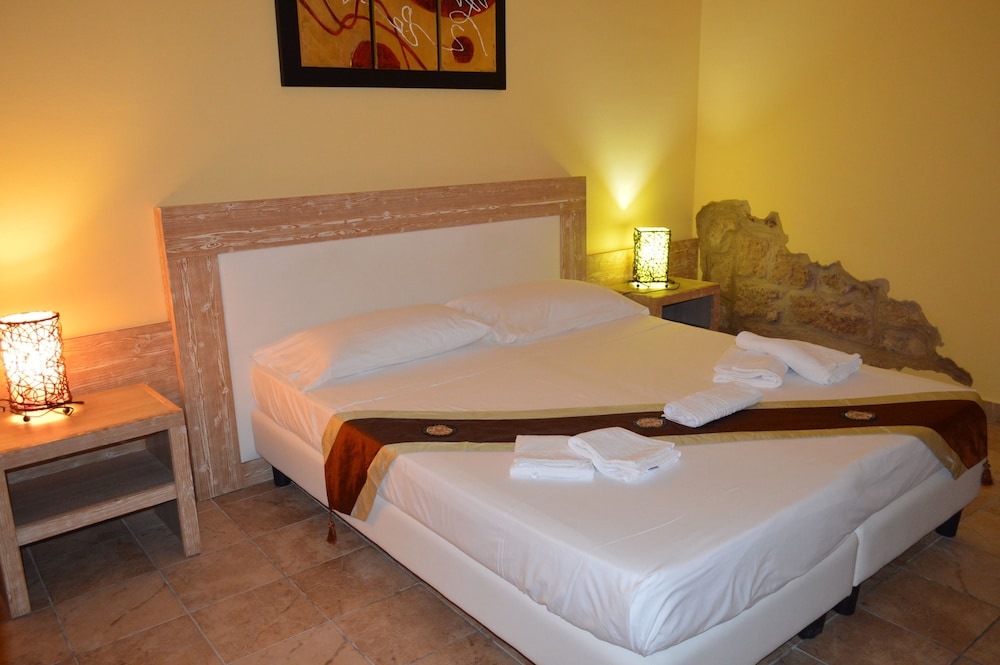 Double or Twin Room, Patio (Gialla) photo 2