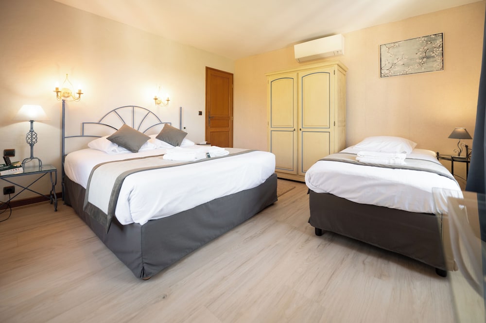 Basic Triple Room photo 3