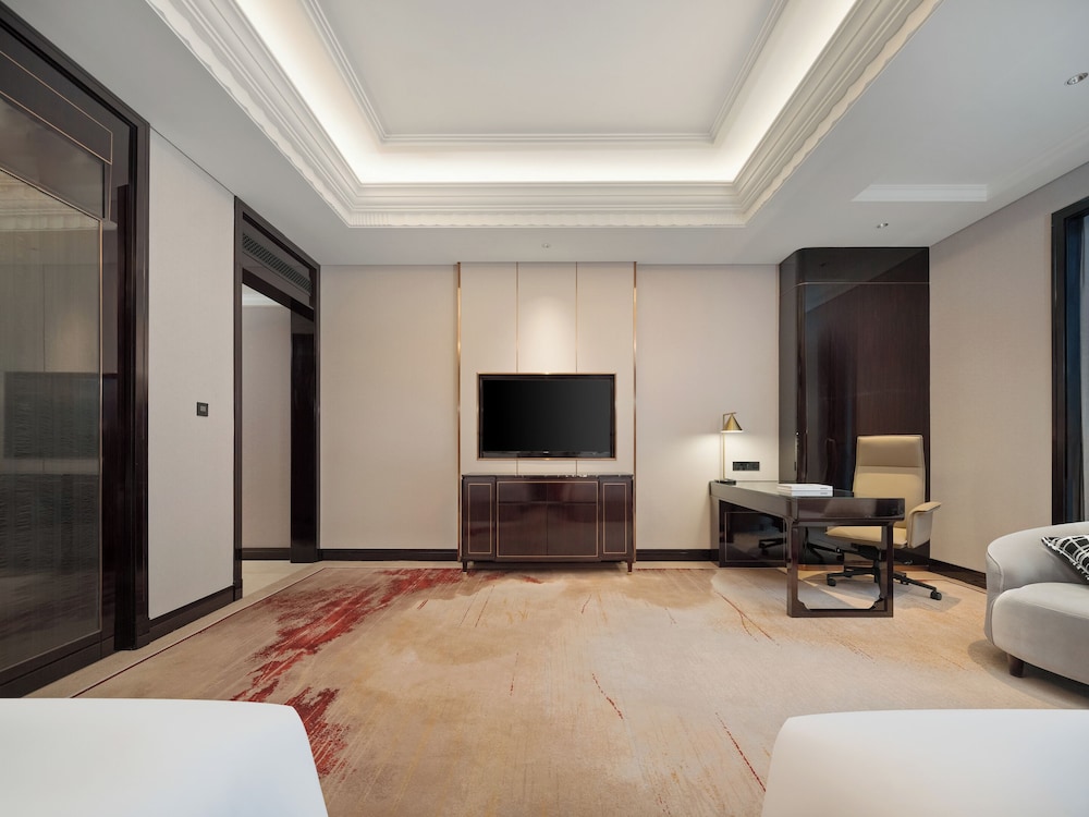 Crown Deluxe Twin Room photo 3