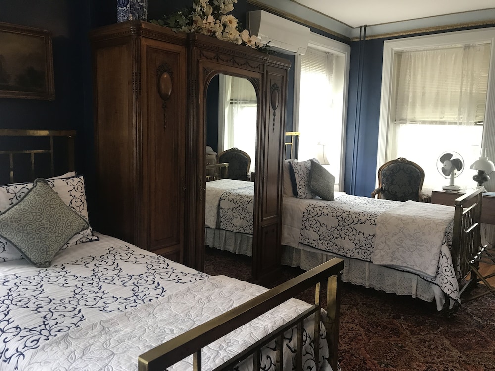 Standard Room, 2 Twin Beds (Hall Bath, shared)