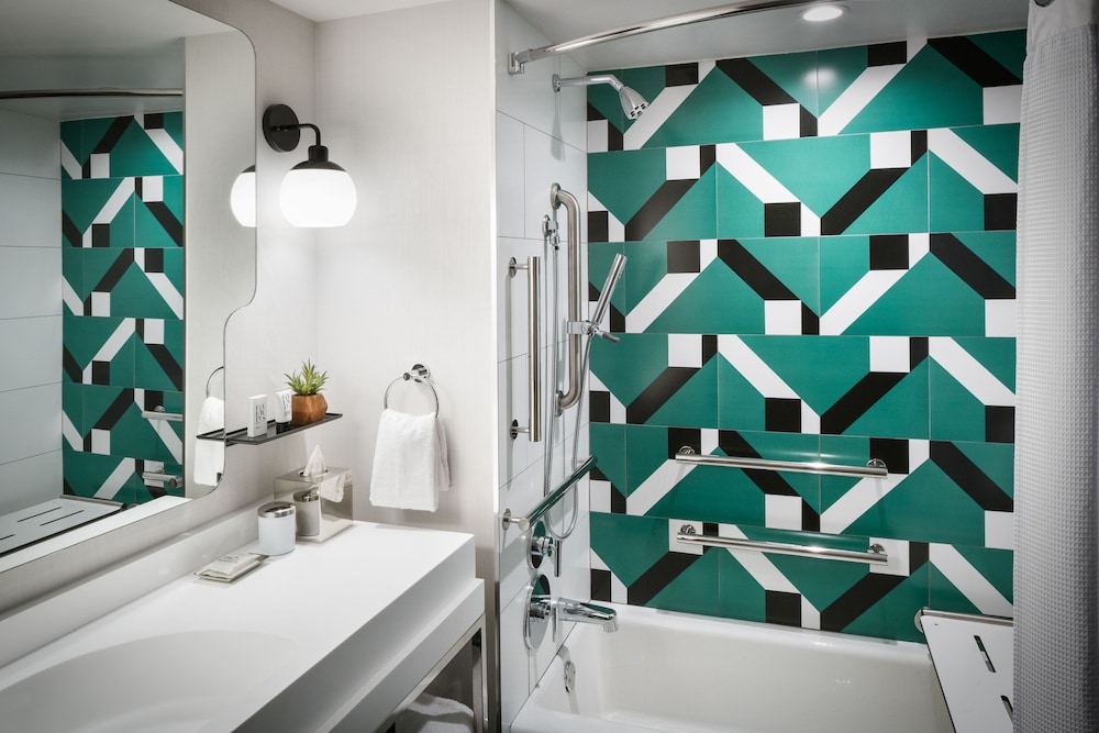 Room, 1 King Bed, Accessible Bathtub, City View thumbnail 6