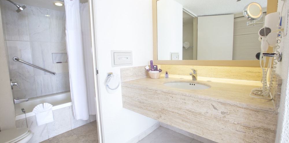 Suite, 1 King Bed, Balcony, Bay View - Photo 7