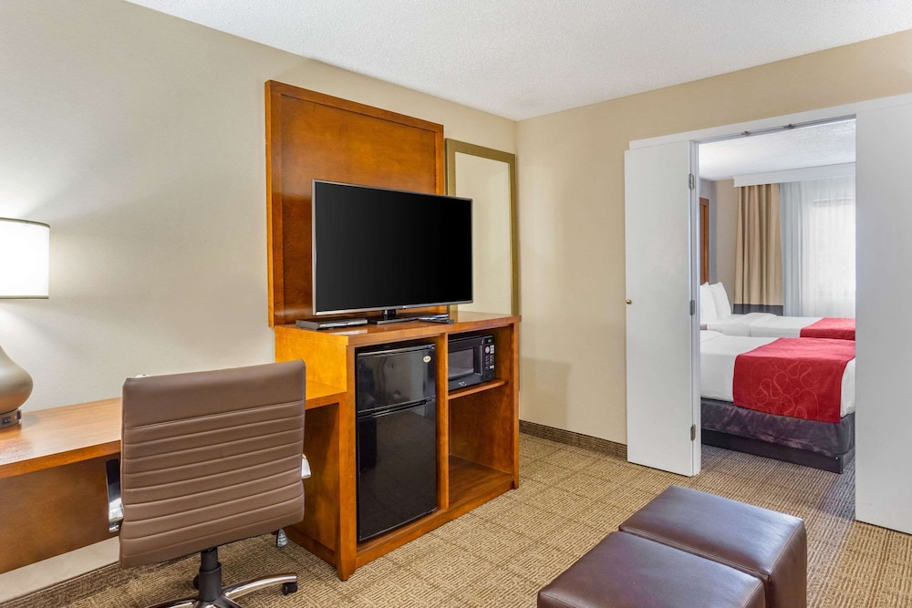 Business Suite, 2 Double Beds with Sofa Sleeper - Photo 8
