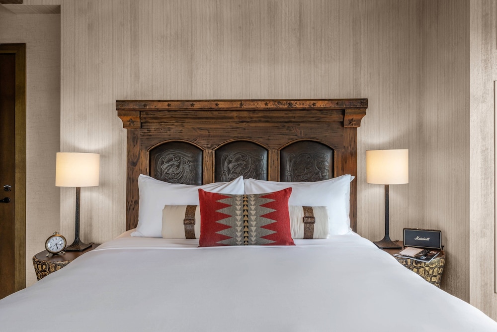 Deluxe Room, 1 King Bed (Mobility/Hearing Access, Roll-In Shwr) - Photo 2